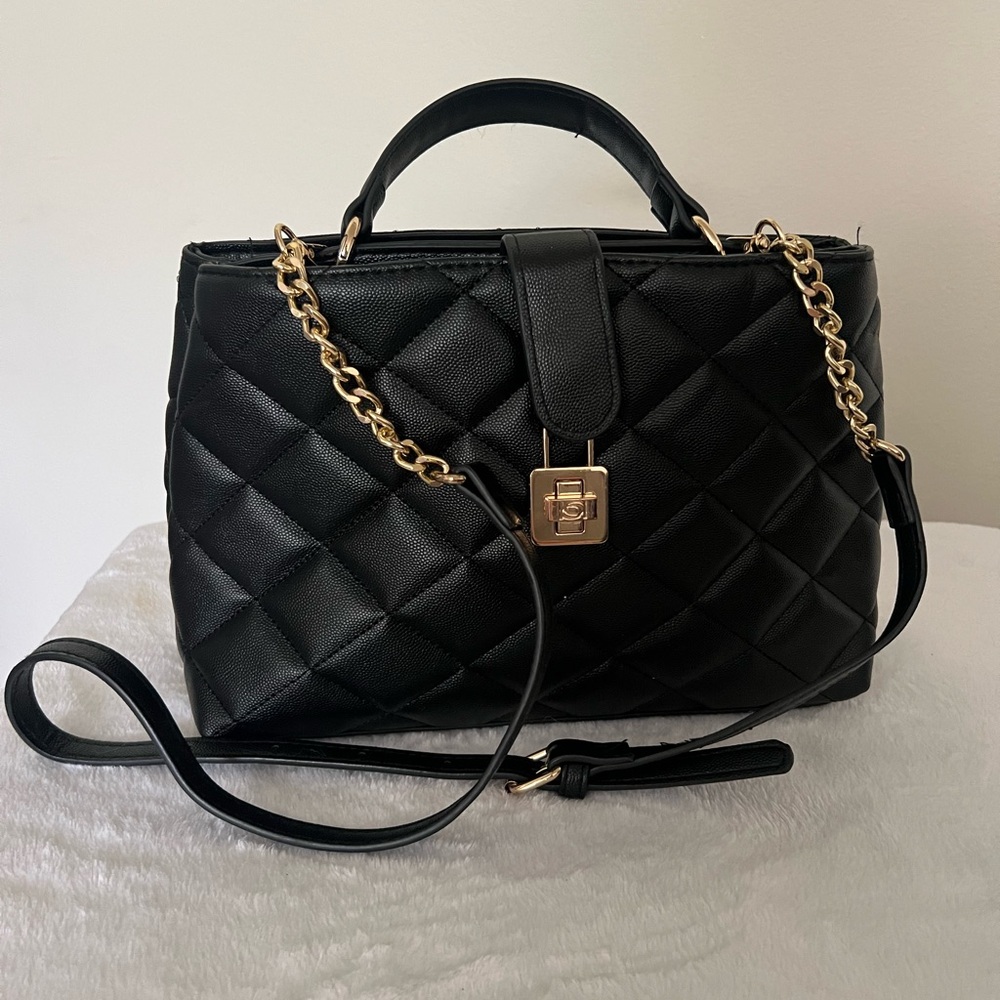 Elegant Black Quilted Handbag with Gold Chain